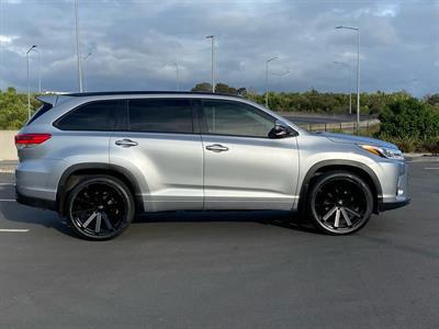 2017 Toyota Highlander - Thumbnail