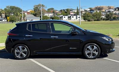 2017 Nissan Leaf - Thumbnail