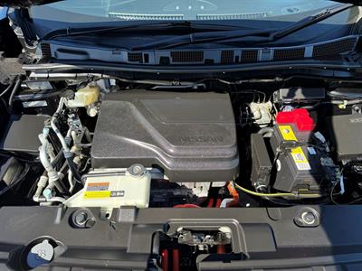 2017 Nissan Leaf - Thumbnail