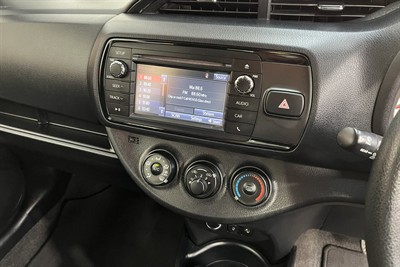 2017 Toyota YARIS - Thumbnail
