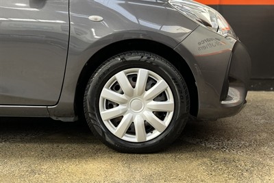 2017 Toyota YARIS - Thumbnail