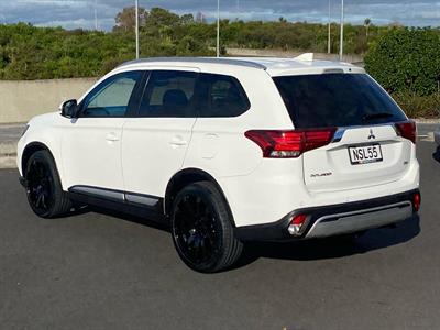 2021 Mitsubishi Outlander - Thumbnail