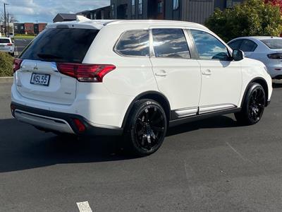 2021 Mitsubishi Outlander - Thumbnail