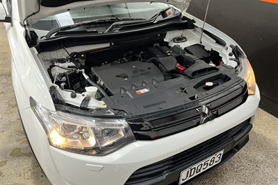 2015 Mitsubishi Outlander - Thumbnail