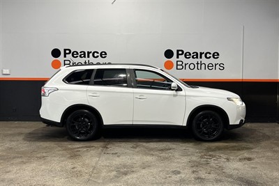 2015 Mitsubishi Outlander - Thumbnail