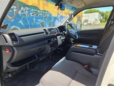 2015 Toyota Hiace - Thumbnail