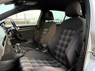 2015 Volkswagen GOLF - Thumbnail