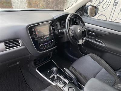 2017 Mitsubishi Outlander - Thumbnail