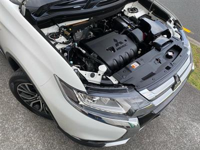 2017 Mitsubishi Outlander - Thumbnail