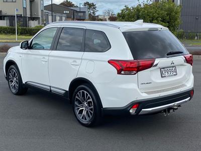 2017 Mitsubishi Outlander - Thumbnail
