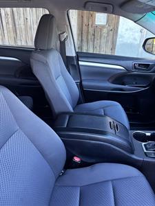 2017 Toyota Highlander - Thumbnail