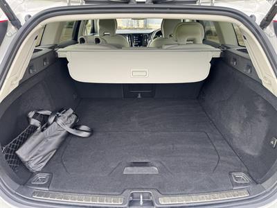 2022 Volvo V60 - Thumbnail