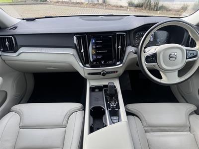 2022 Volvo V60 - Thumbnail