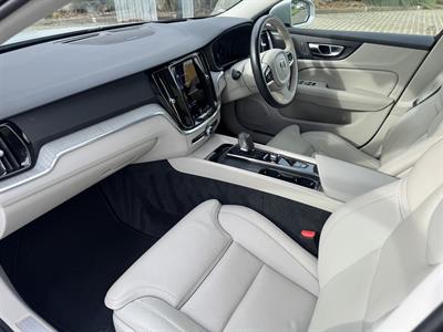 2022 Volvo V60 - Thumbnail