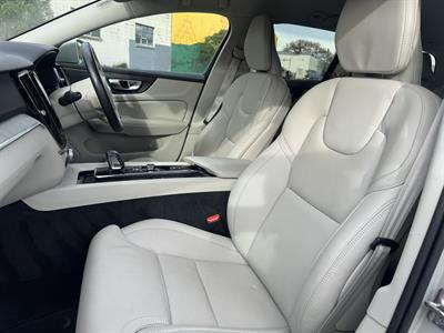 2022 Volvo V60 - Thumbnail