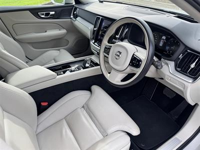 2022 Volvo V60 - Thumbnail