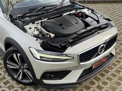2022 Volvo V60 - Thumbnail