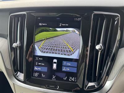 2022 Volvo V60 - Thumbnail