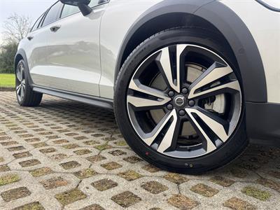 2022 Volvo V60 - Thumbnail
