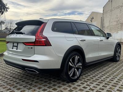2022 Volvo V60 - Thumbnail