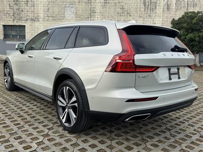 2022 Volvo V60 - Thumbnail