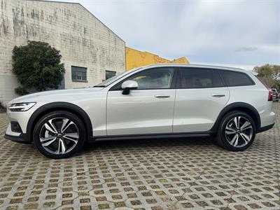 2022 Volvo V60 - Thumbnail