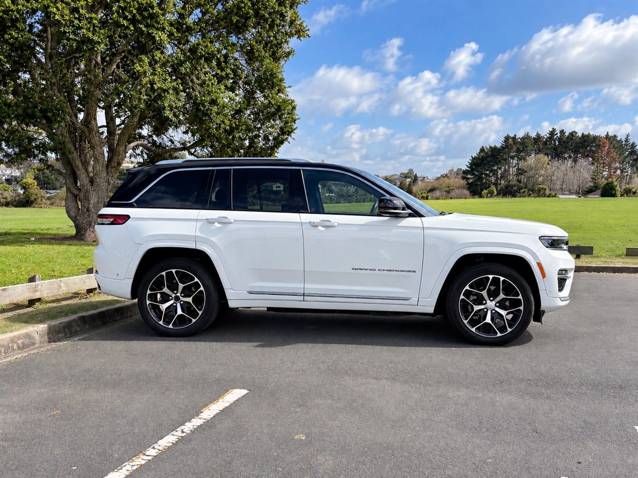 2023 Jeep GRAND CHEROKEE