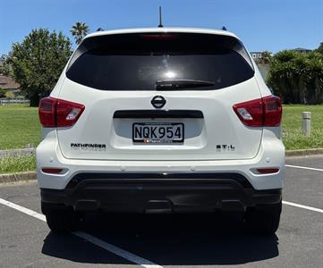 2018 Nissan Pathfinder - Thumbnail