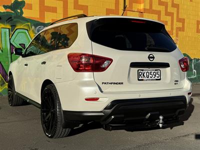 2017 Nissan Pathfinder - Thumbnail