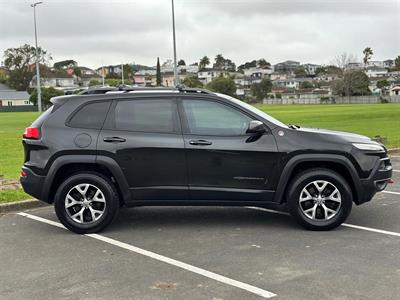 2017 Jeep Cherokee - Thumbnail