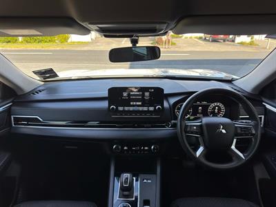 2022 Mitsubishi Outlander - Thumbnail
