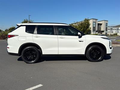2022 Mitsubishi Outlander - Thumbnail