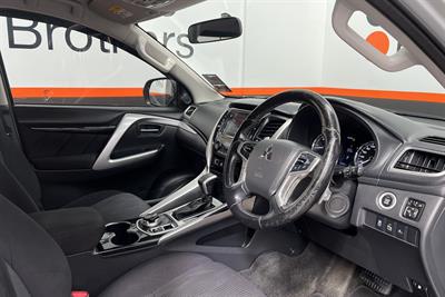 2018 Mitsubishi Pajero Sport - Thumbnail