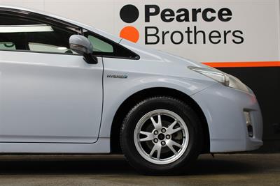 2010 Toyota PRIUS - Thumbnail