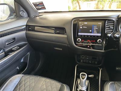 2021 Mitsubishi Outlander - Thumbnail