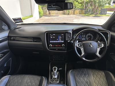 2021 Mitsubishi Outlander - Thumbnail