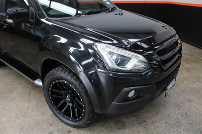 2017 Isuzu Mu-X - Thumbnail