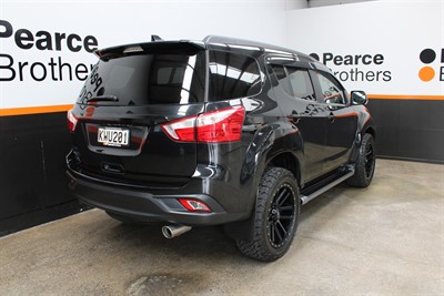 2017 Isuzu Mu-X - Thumbnail