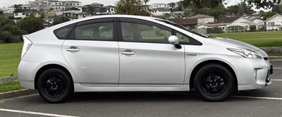 2015 Toyota Prius - Thumbnail