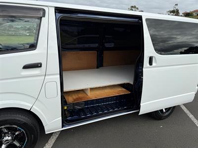 2010 Toyota Hiace - Thumbnail