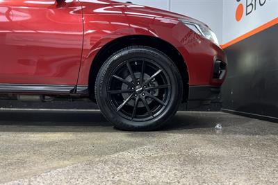 2017 Nissan Pathfinder - Thumbnail