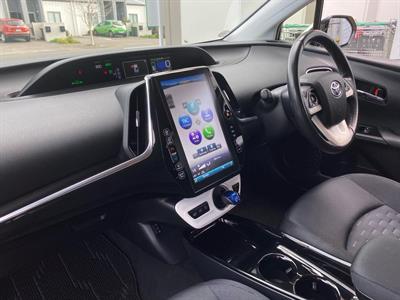 2017 Toyota Prius - Thumbnail
