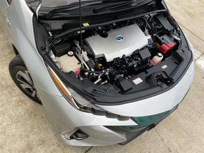2017 Toyota Prius - Thumbnail