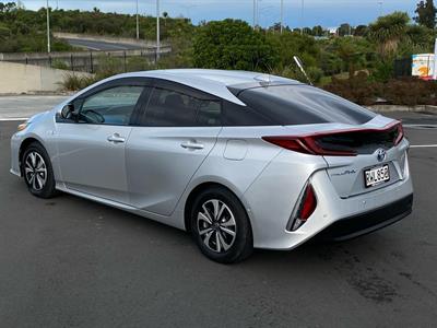 2017 Toyota Prius - Thumbnail