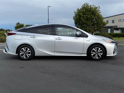 2017 Toyota Prius - Thumbnail