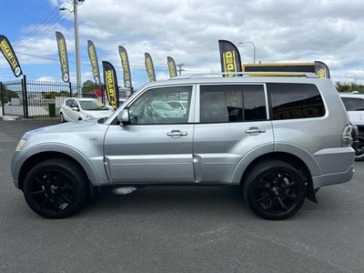 2011 Mitsubishi Pajero - Thumbnail