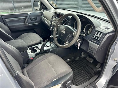 2011 Mitsubishi Pajero - Thumbnail