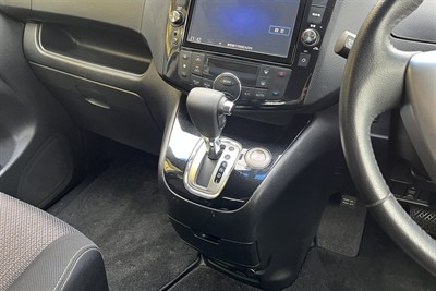 2015 Nissan Serena - Thumbnail