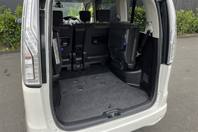 2015 Nissan Serena - Thumbnail