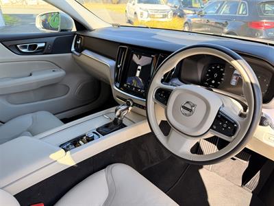 2019 Volvo V60 - Thumbnail